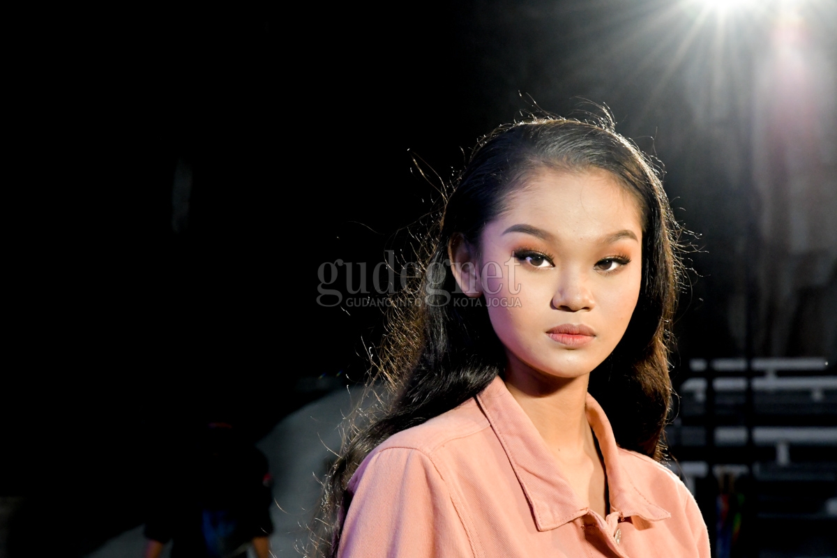 Mireya Reverta, Model Pemalu yang Gemar Menulis Cerpen Mireya Reverta, Model Pemalu yang Gemar Menulis Cerpen