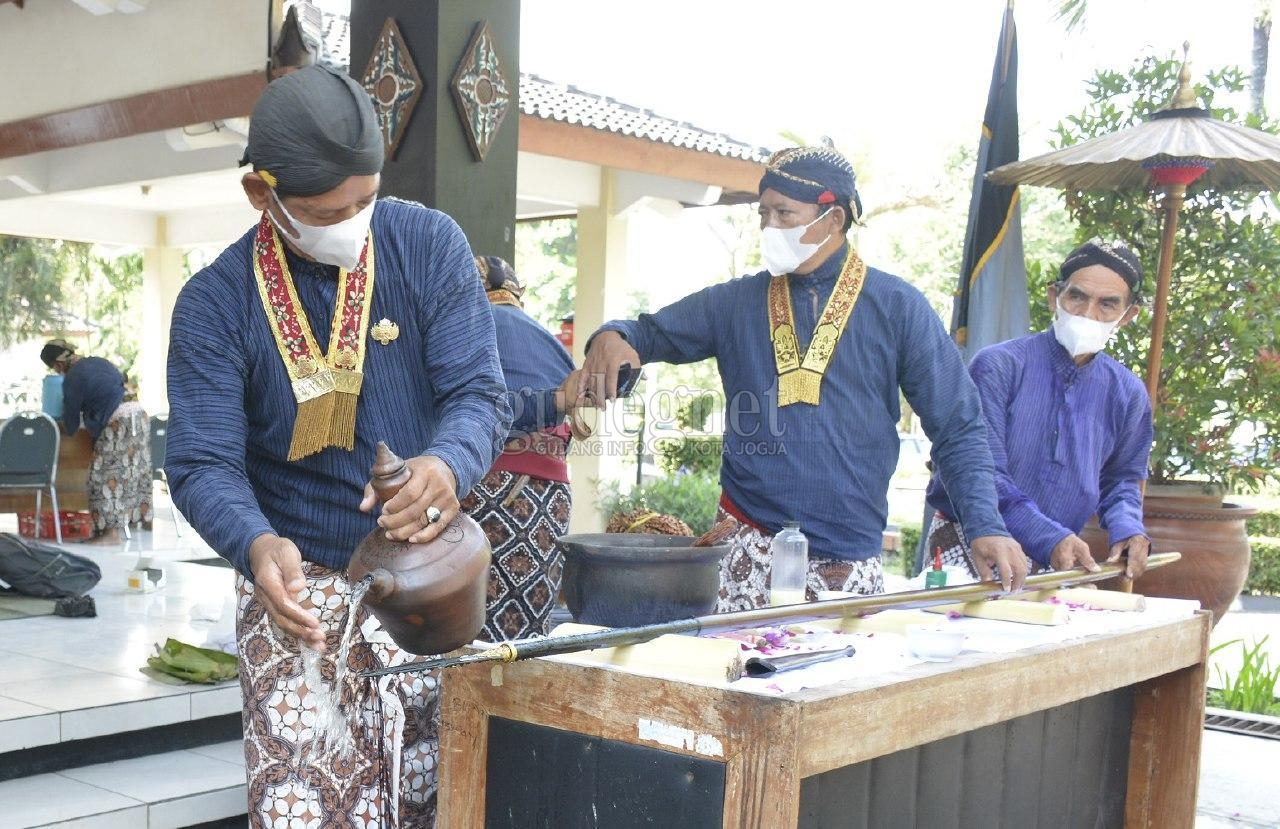 Paguyuban Abdi Dalem Kabupaten Sleman Adakan Jamasan Tumbak Kyai Turun Sih Paguyuban Abdi Dalem Kabupaten Sleman Adakan Jamasan Tumbak Kyai Turun Sih