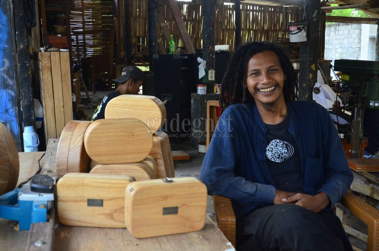 Dody Andri, Pengusaha yang Olah Kayu jadi Tas dan Speaker Dody Andri, Pengusaha yang Olah Kayu jadi Tas dan Speaker