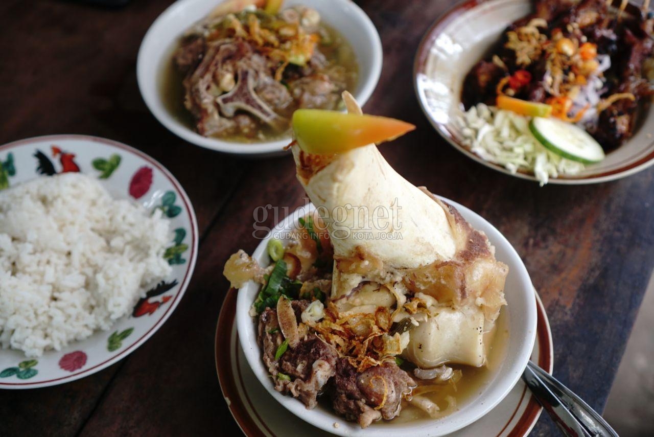 Viral! Warung Sop dan Sate Sapi Pak Bayu, Porsi Maksimal Harga Minimal