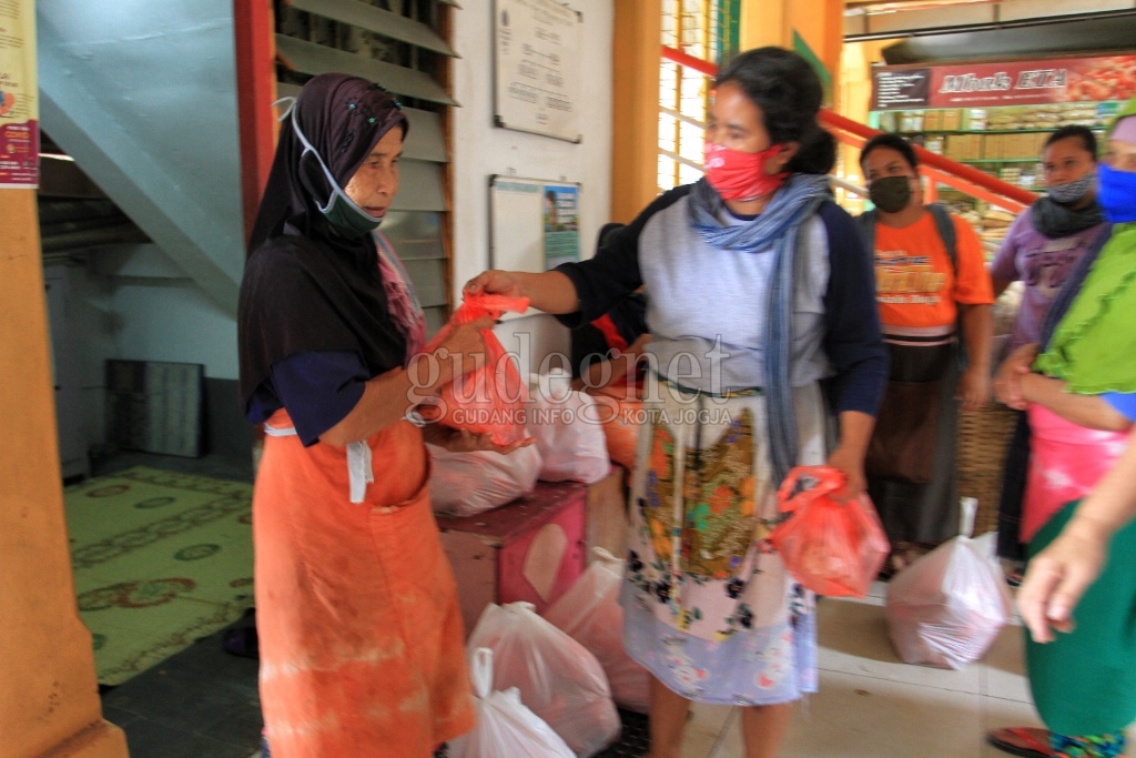 Gerakan Rakyat Bantu Rakyat, Aksi Peduli bagi Perempuan Buruh Gendong Gerakan Rakyat Bantu Rakyat, Aksi Peduli bagi Perempuan Buruh Gendong