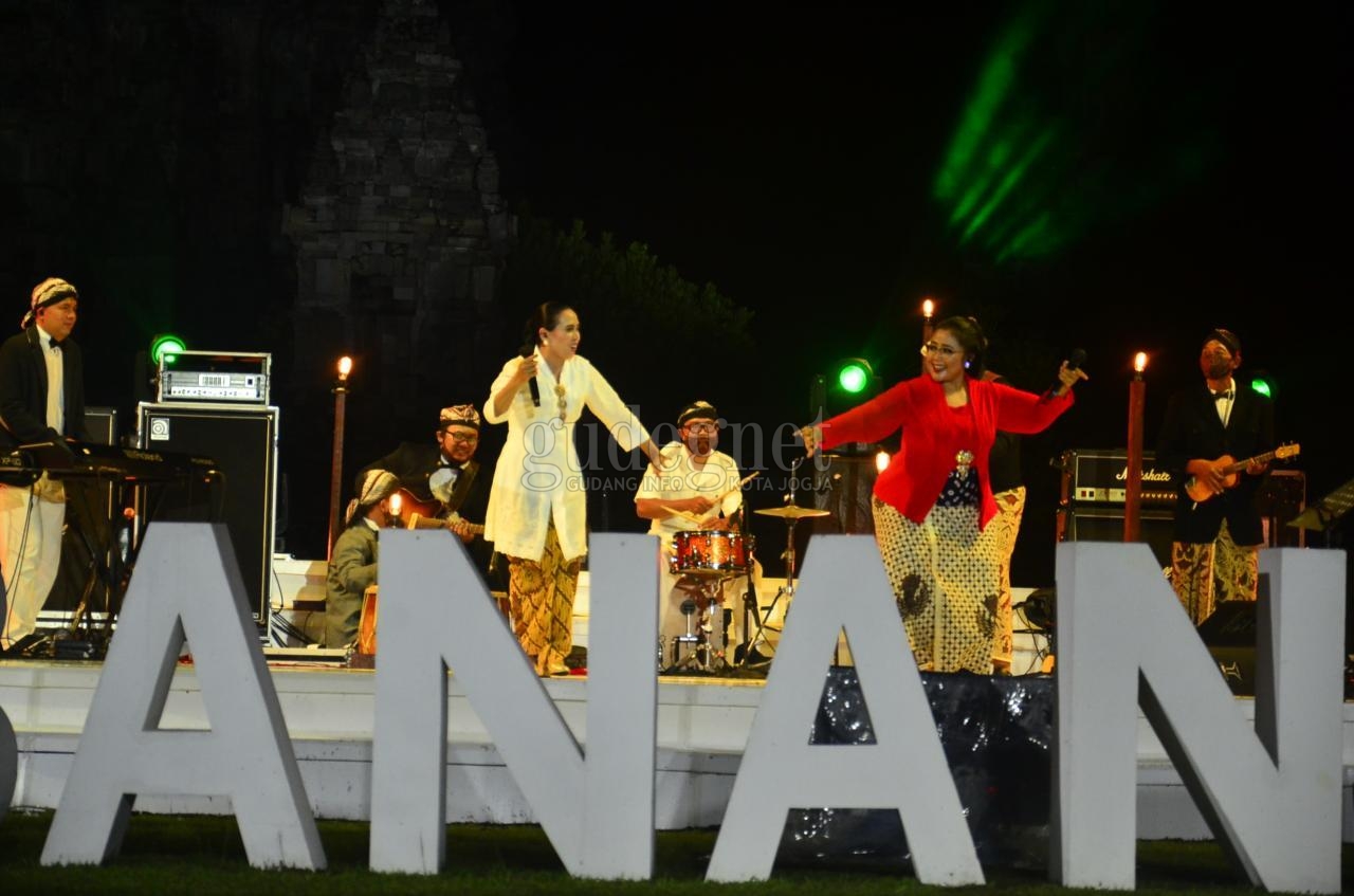 Sinten Remen feat Endah Laras Kenang Djaduk Ferianto di Prambanan Jazz 2020 Sinten Remen feat Endah Laras Kenang Djaduk Ferianto di Prambanan Jazz 2020