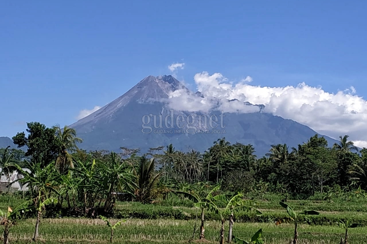 Status Merapi Naik Jadi Siaga, Sultan HB X: Jangan Panik Status Merapi Naik Jadi Siaga, Sultan HB X: Jangan Panik