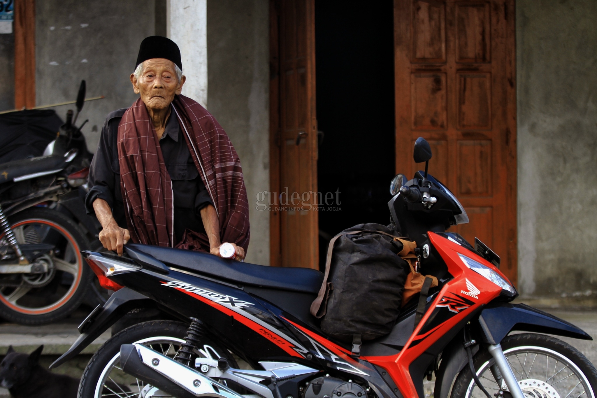Pegang Senter, Mbah Arjo Turun ke Pengungsian Pegang Senter, Mbah Arjo Turun ke Pengungsian