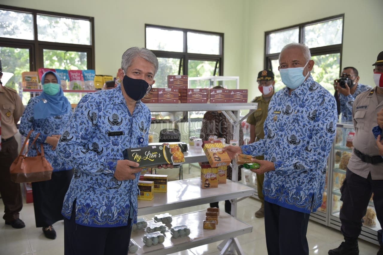 Bupati Sleman Resmikan Showroom Produk UKM "Sasana Kapti" Bupati Sleman Resmikan Showroom Produk UKM "Sasana Kapti"