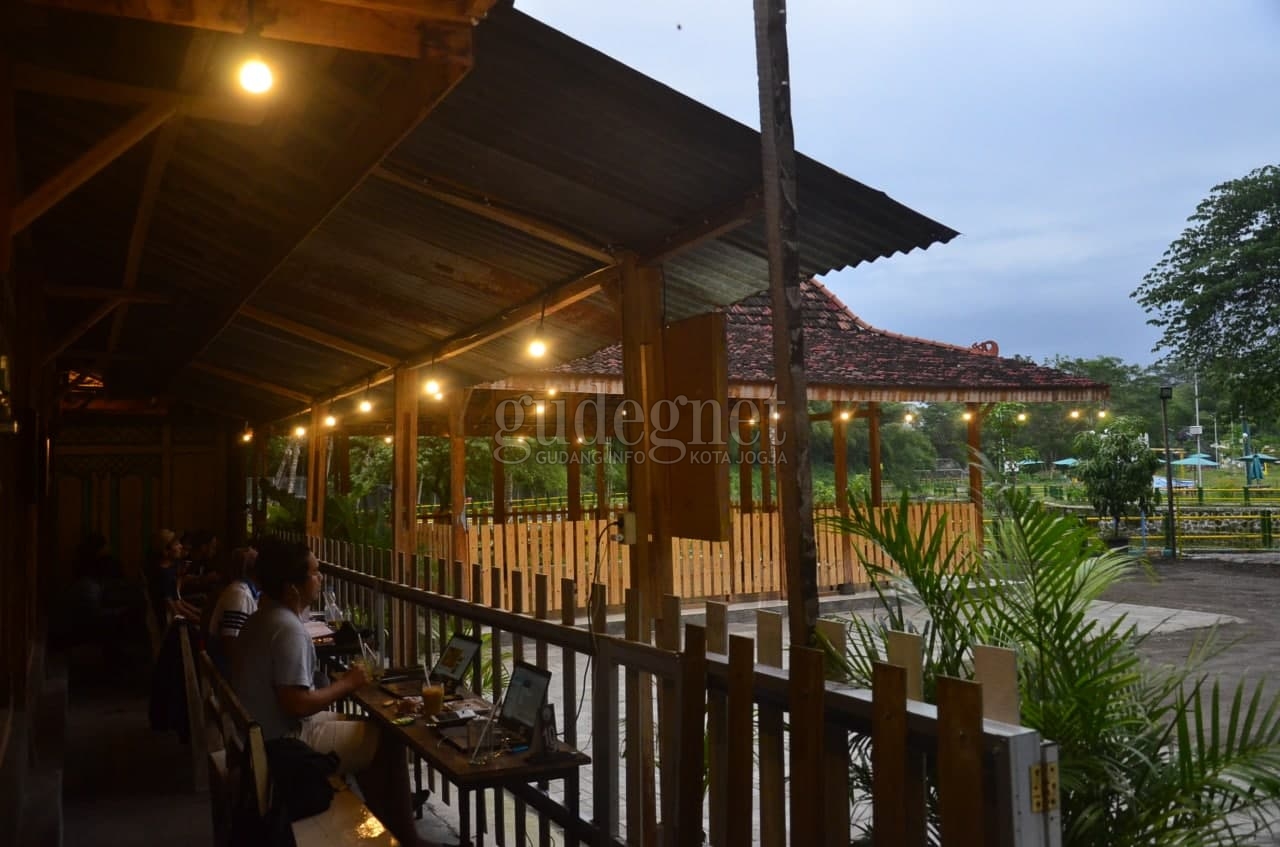 Ngopi Santai dengan Suasana Klasik di Kopi Embung Ngopi Santai dengan Suasana Klasik di Kopi Embung