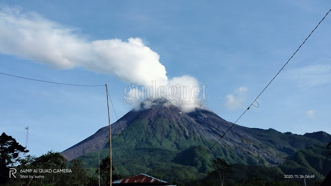 Merapi Keluarkan Suara Gemuruh Sedang hingga Keras dan Asap Solfatara Merapi Keluarkan Suara Gemuruh Sedang hingga Keras dan Asap Solfatara