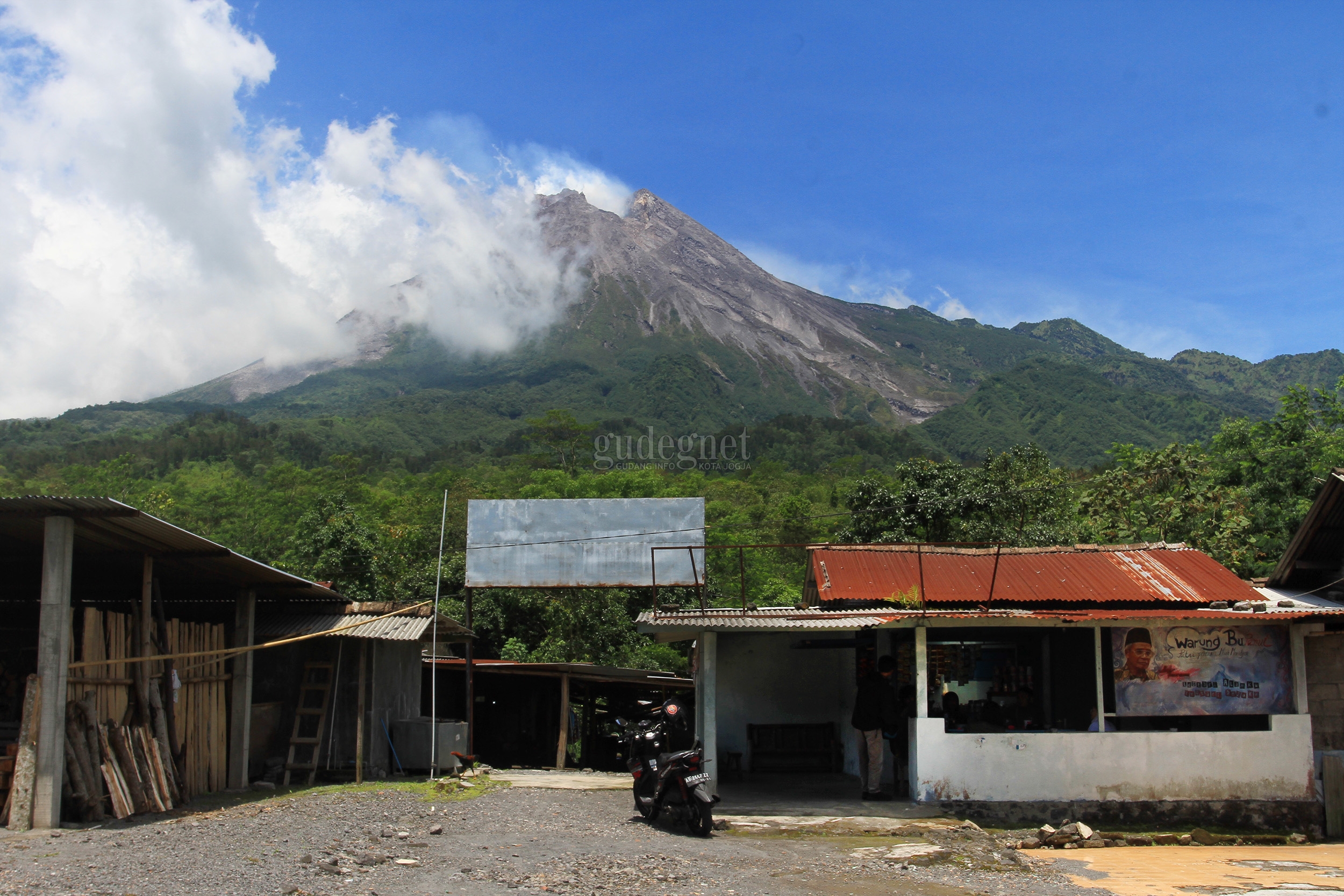 Terjadi Rekahan di Puncak Merapi, Magma Semakin Dekat Permukaan