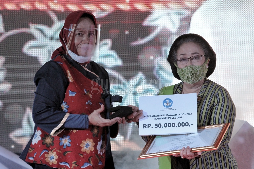 Terima Anugerah Kebudayaan Indonesia 2020, Yustiningsih 'Yu Beruk': Ndak Kenyana-nyana Terima Anugerah Kebudayaan Indonesia 2020, Yustiningsih 'Yu Beruk': Ndak Kenyana-nyana