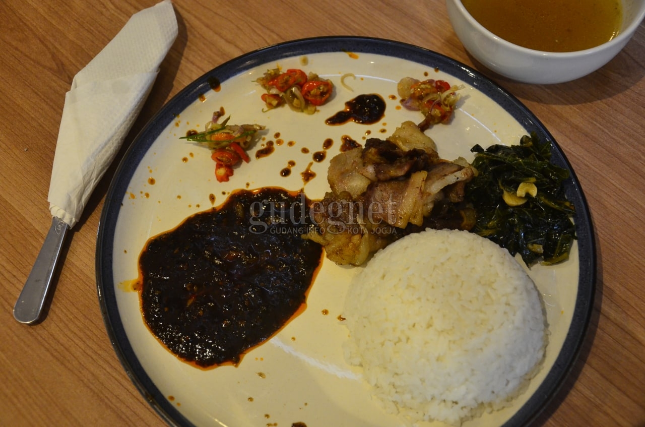 Mencicipi Se&rsquo;i dengan Sambal Unik, Paduan Black Pepper dan Nutrisari