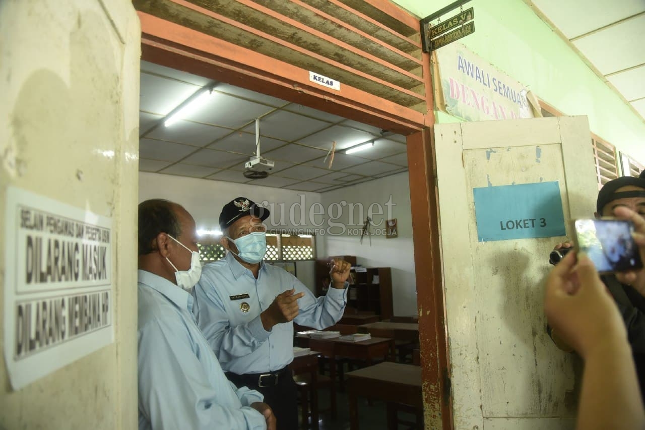 Bupati Sleman Tinjau Kesiapan Sekolah Tatap Muka Bupati Sleman Tinjau Kesiapan Sekolah Tatap Muka