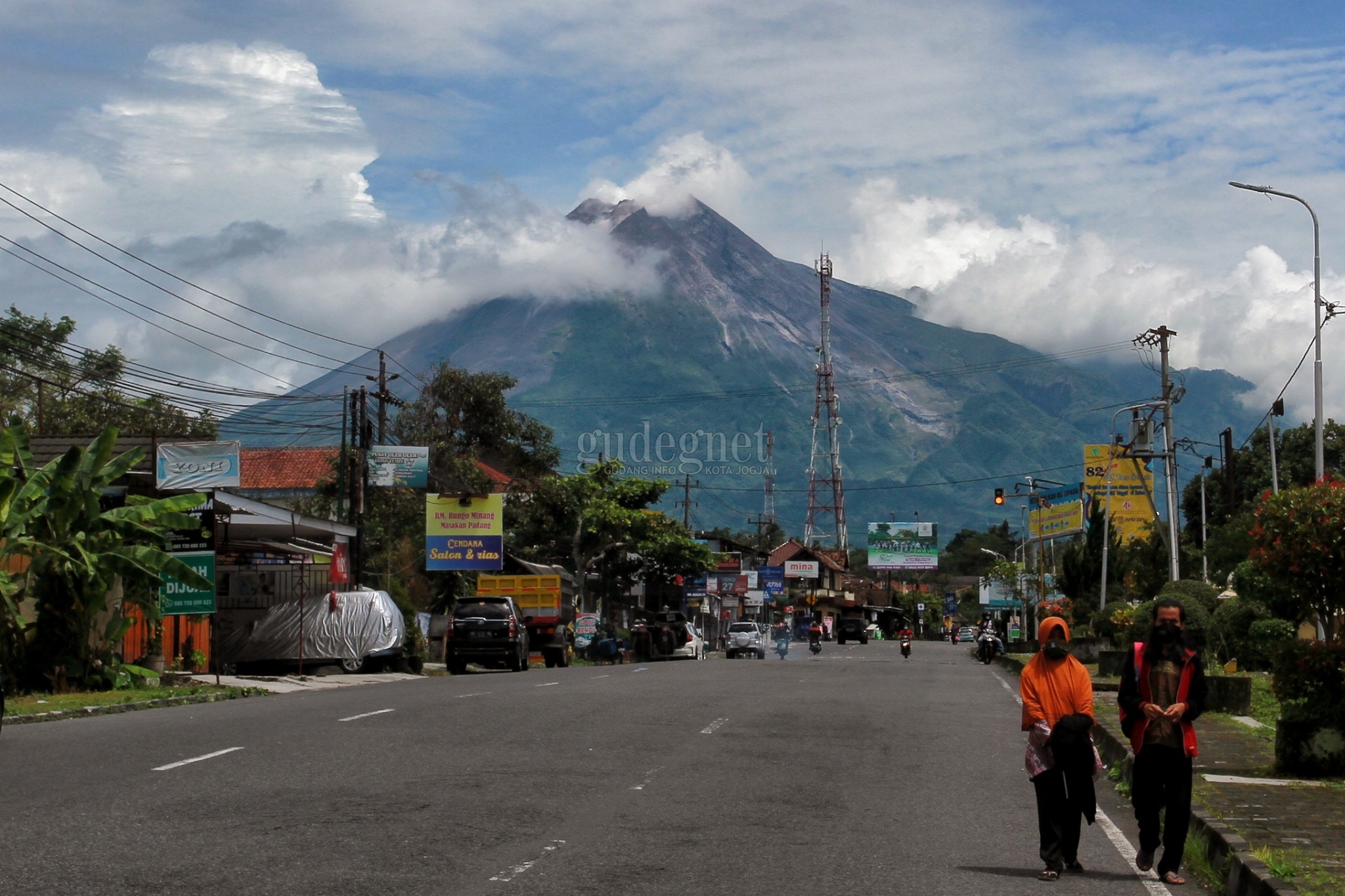 Merapi Kembali Keluarkan Awan Panas Guguran Merapi Kembali Keluarkan Awan Panas Guguran