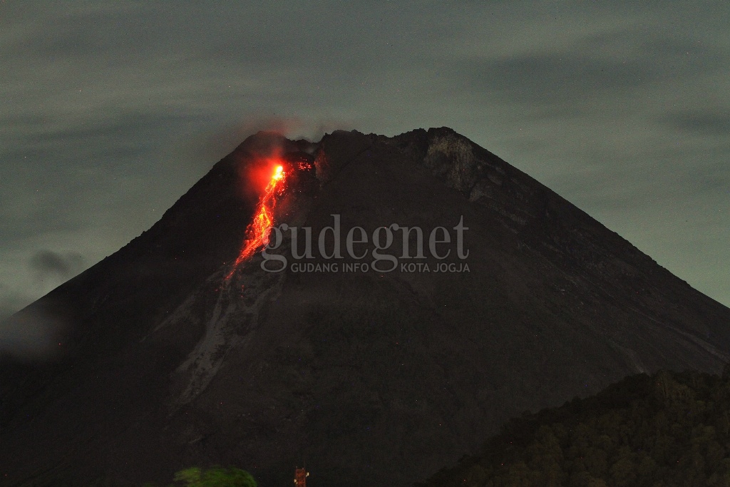Merapi Luncurkan Awan Panas, Jarak Luncur 1 Km Merapi Luncurkan Awan Panas, Jarak Luncur 1 Km
