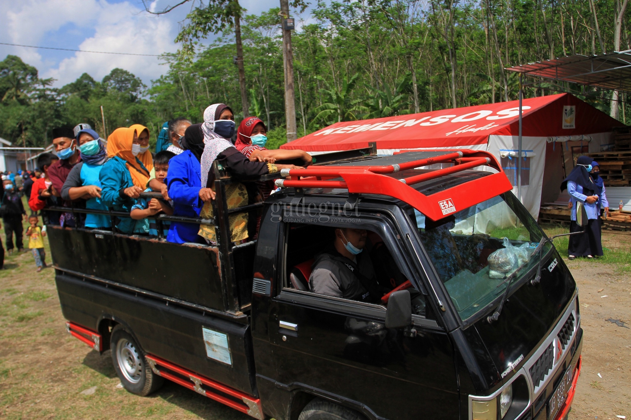 Pengungsi Merapi Barak Glagaharjo Senang Bisa Pulang ke Rumah Pengungsi Merapi Barak Glagaharjo Senang Bisa Pulang ke Rumah