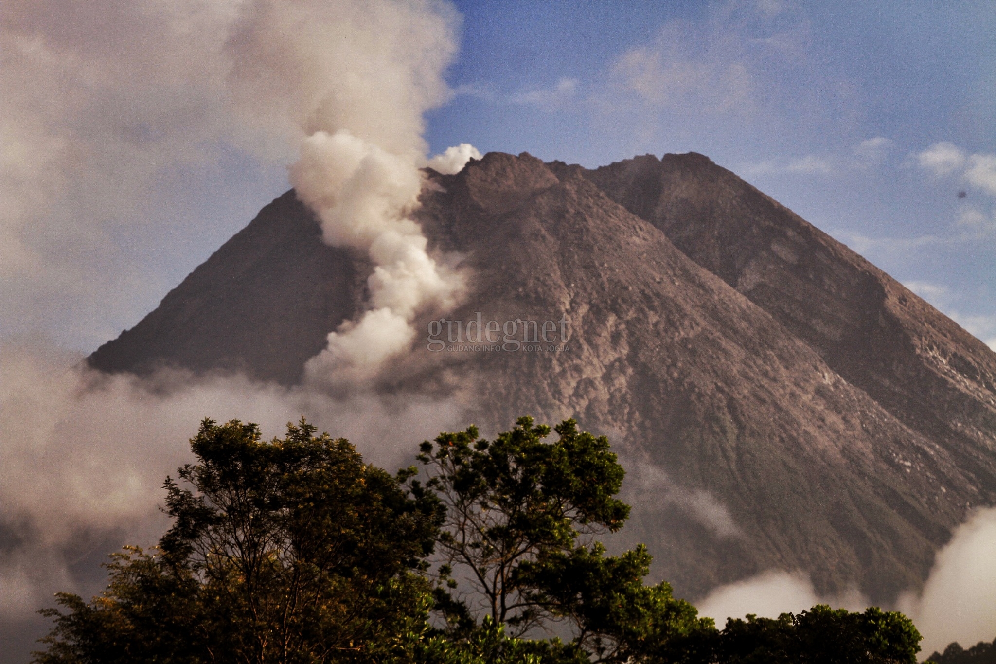 Merapi Keluarkan Tiga Kali Awan Panas Guguran Merapi Keluarkan Tiga Kali Awan Panas Guguran