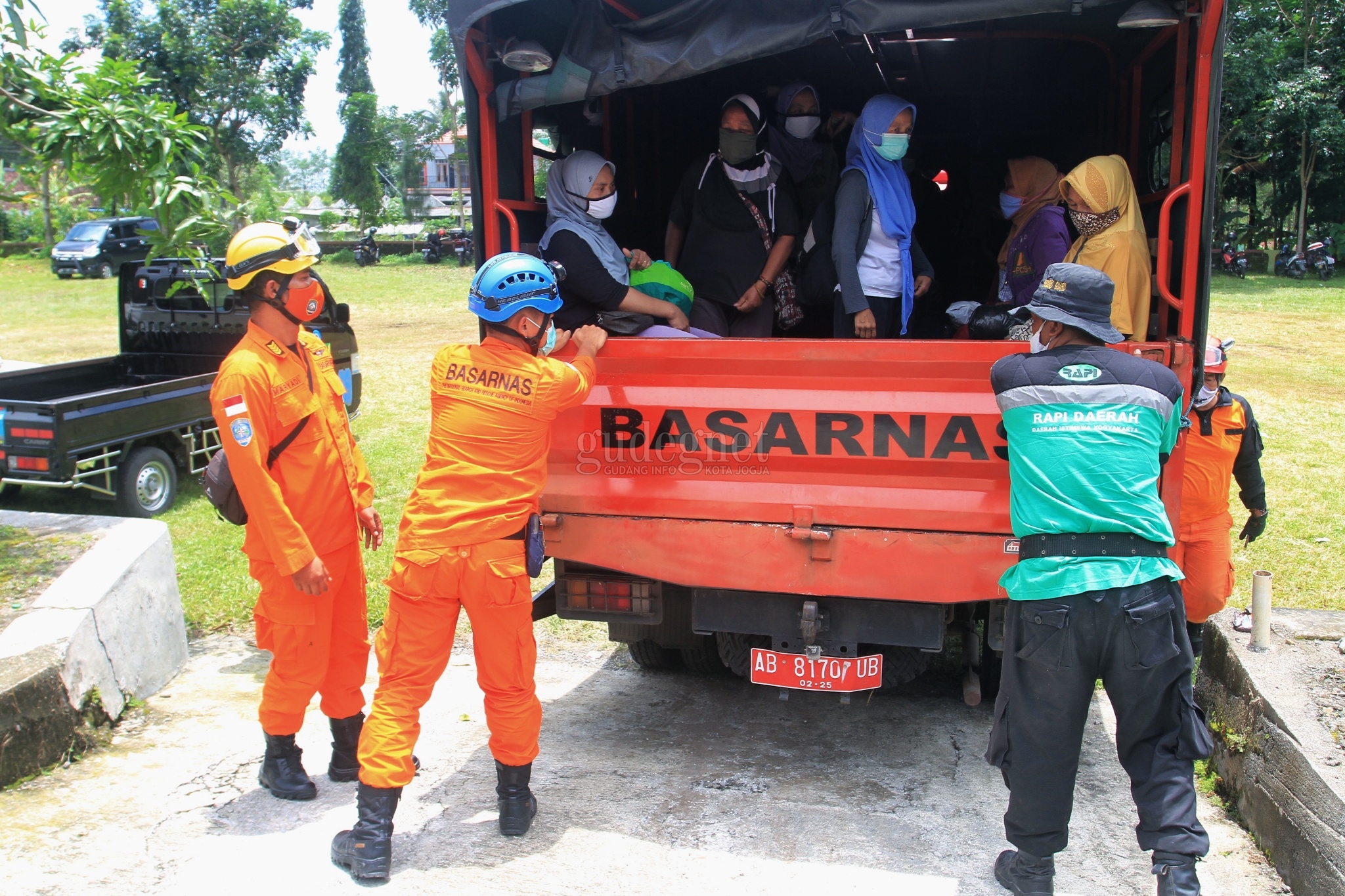 13 Hari di Barak Purwobinangun, Pengungsi Dusun Turgo Kembali ke Rumah 13 Hari di Barak Purwobinangun, Pengungsi Dusun Turgo Kembali ke Rumah