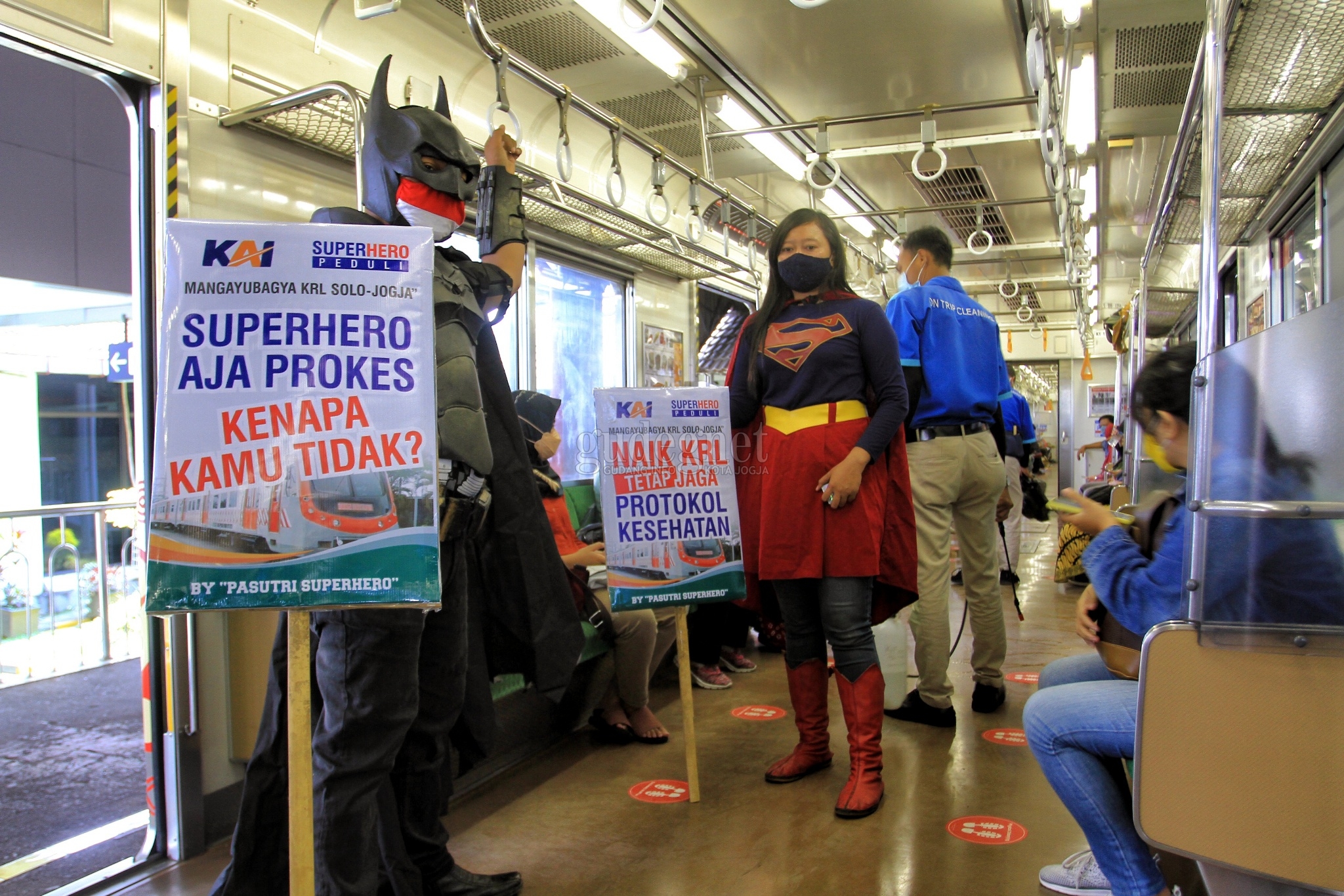 Superhero Naik KRL Ajak Penumpang Tertib Prokes Superhero Naik KRL Ajak Penumpang Tertib Prokes