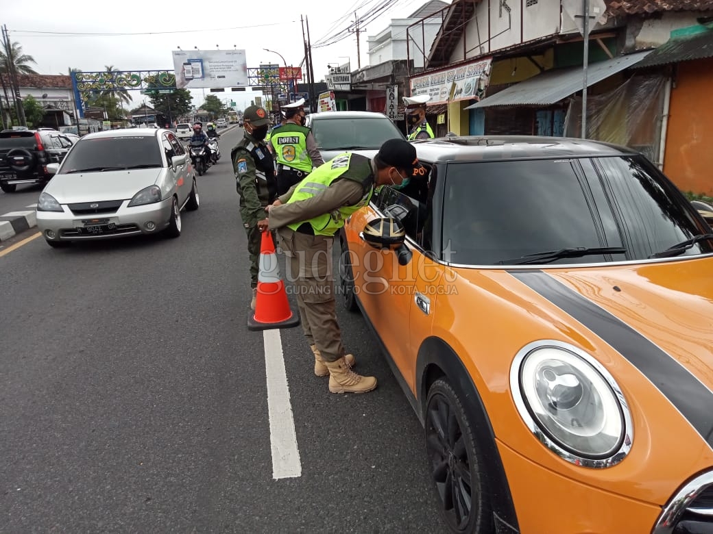 Tiga Orang Ditemukan Bersuhu Lebih dari 37.5 Derajat Celsius di Perbatasan DIY-Jateng Tiga Orang Ditemukan Bersuhu Lebih dari 37.5 Derajat Celsius di Perbatasan DIY-Jateng