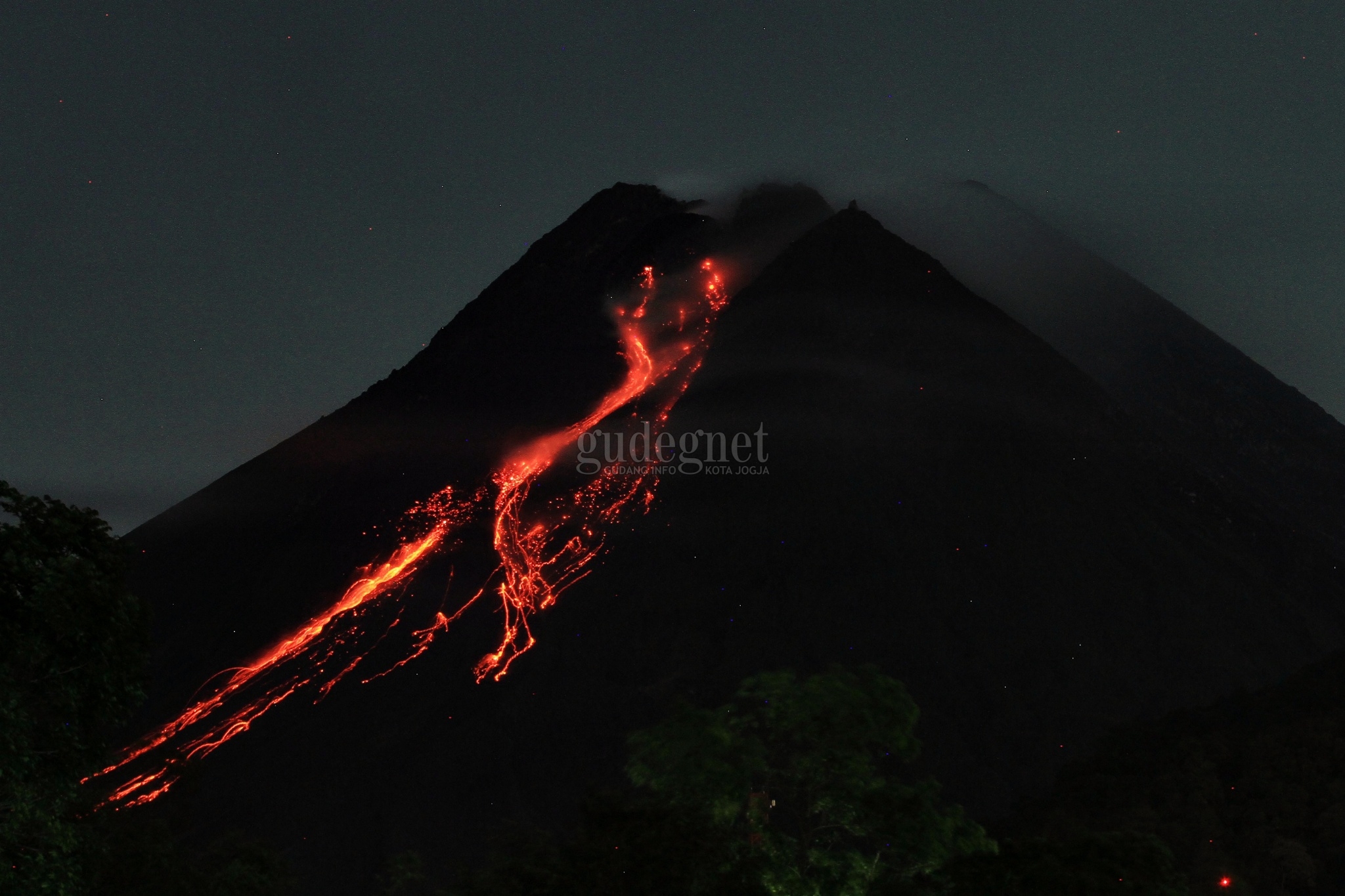 Merapi Keluarkan Puluhan Lava Pijar, Tanda Aktivitas Masih Tinggi Merapi Keluarkan Puluhan Lava Pijar, Tanda Aktivitas Masih Tinggi