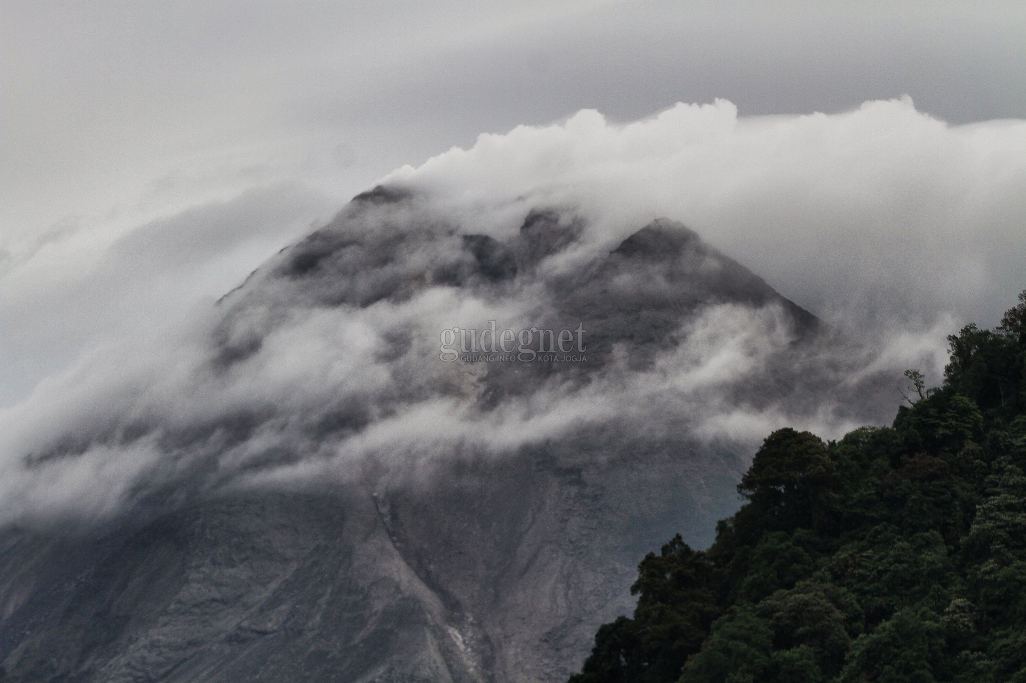 Jumat Pagi, Merapi Kembali Luncurkan Awan Panas Sejauh 1.500 Meter Jumat Pagi, Merapi Kembali Luncurkan Awan Panas Sejauh 1.500 Meter