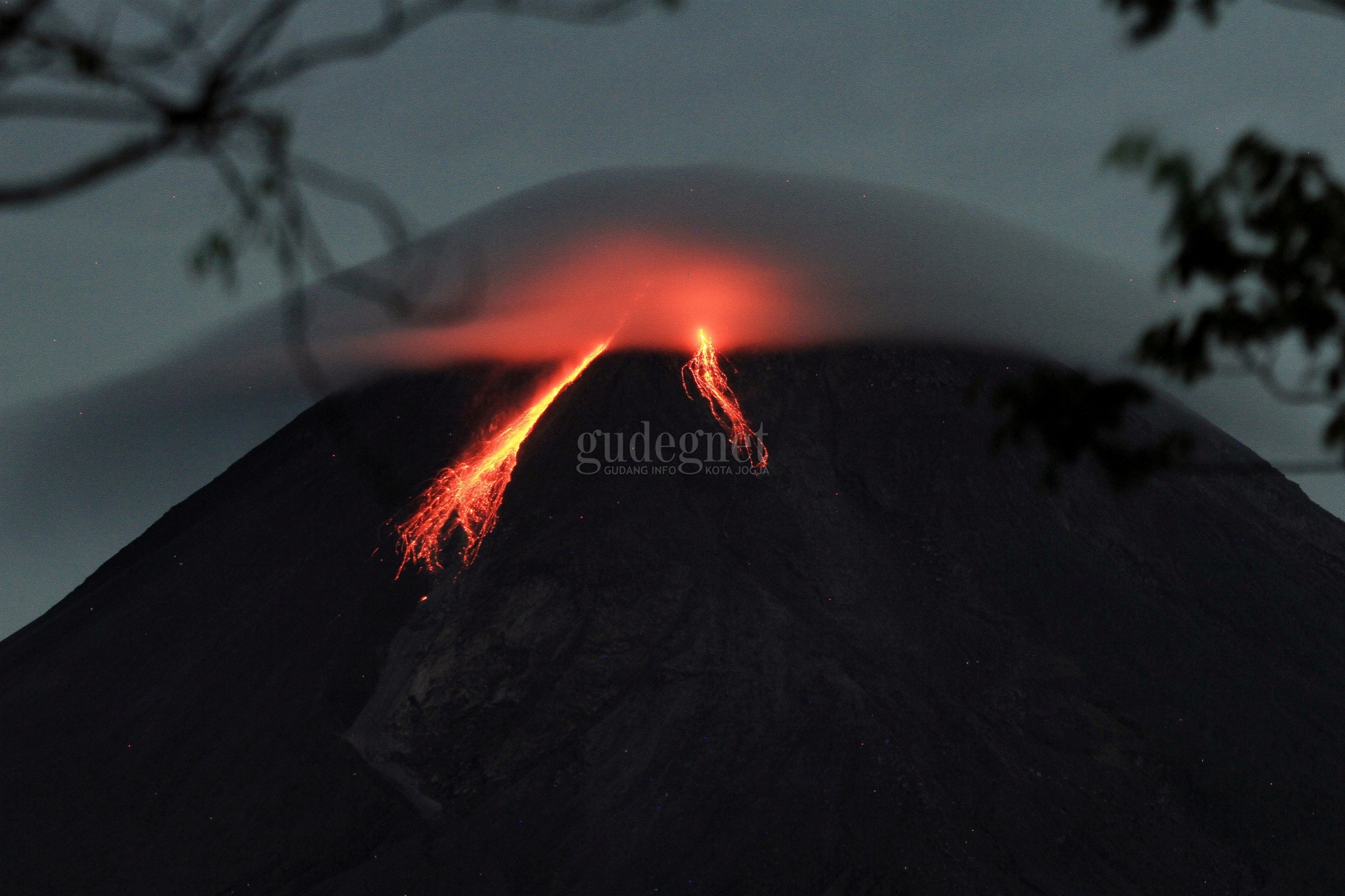Jelang Siang Merapi Kembali Muntahkan Awan Panas