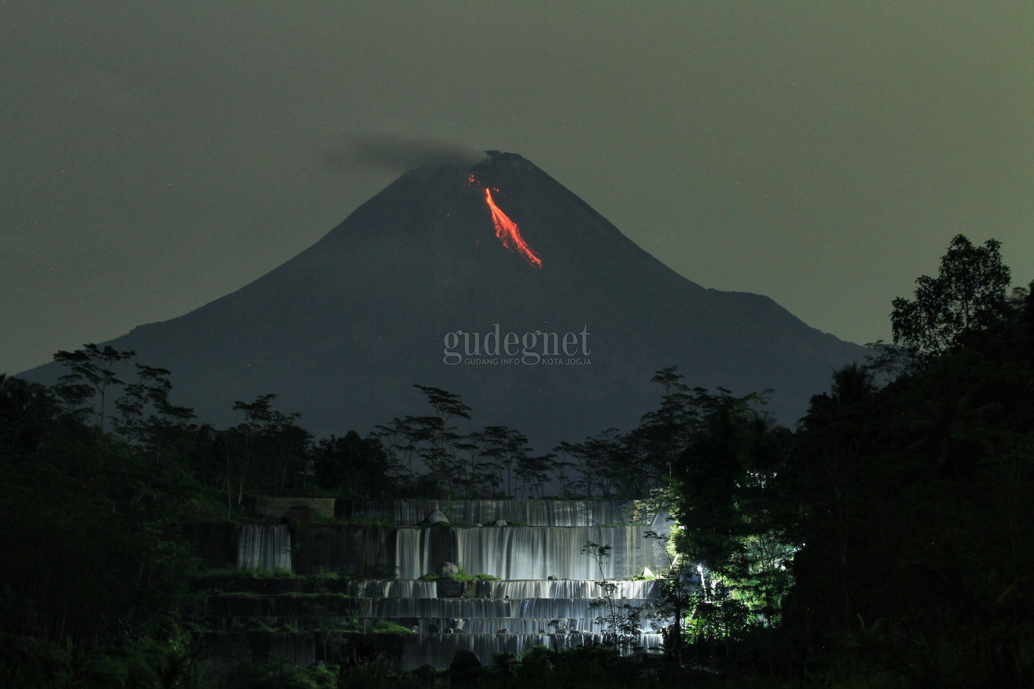 Hingga Senin Pagi Merapi Muntahkan Tiga Kali Awan Panas Hingga Senin Pagi Merapi Muntahkan Tiga Kali Awan Panas