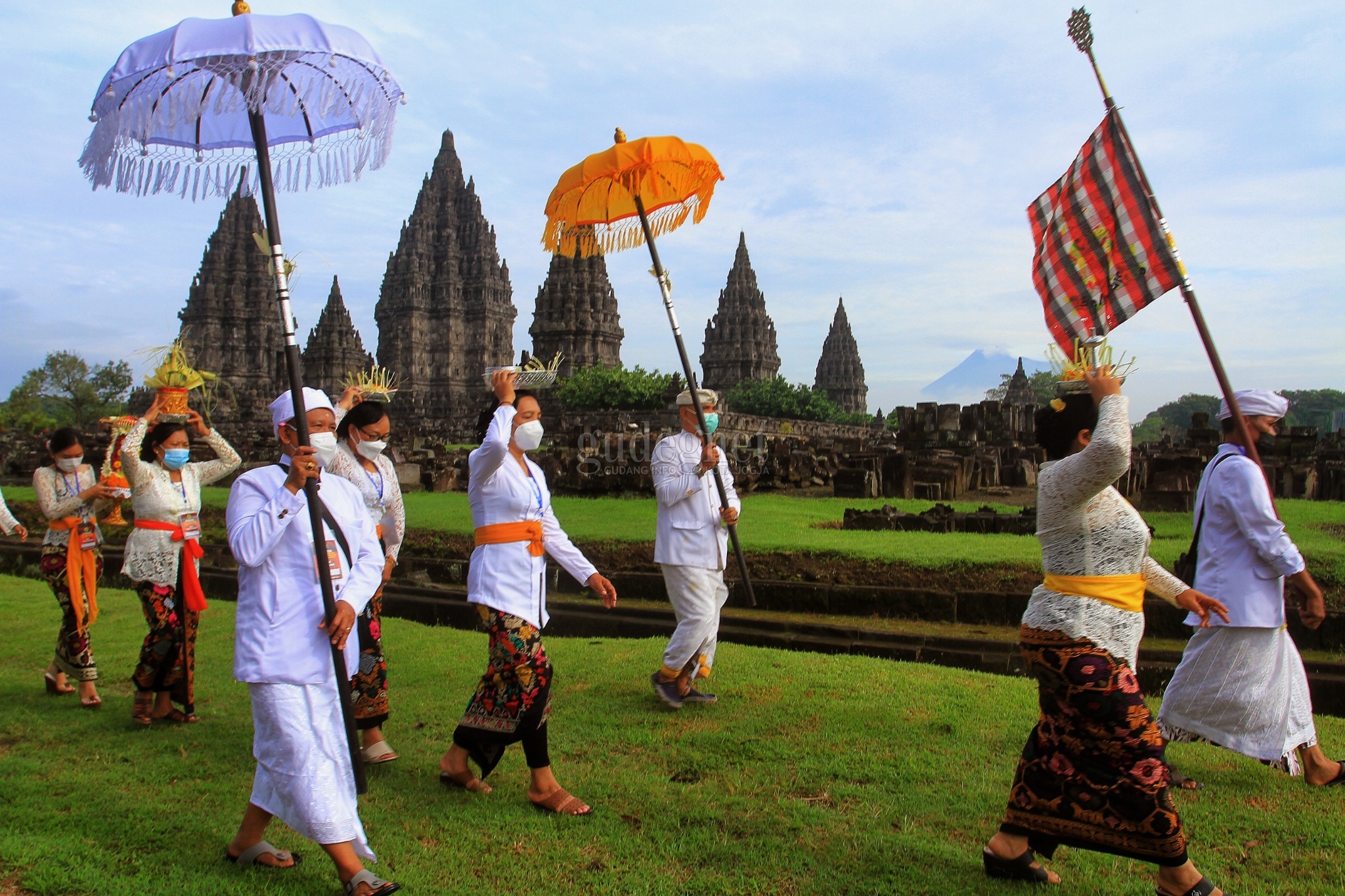 Hening, Pradaksina Tawur Agung Kesanga Sambut Nyepi di Prambanan Hening, Pradaksina Tawur Agung Kesanga Sambut Nyepi di Prambanan