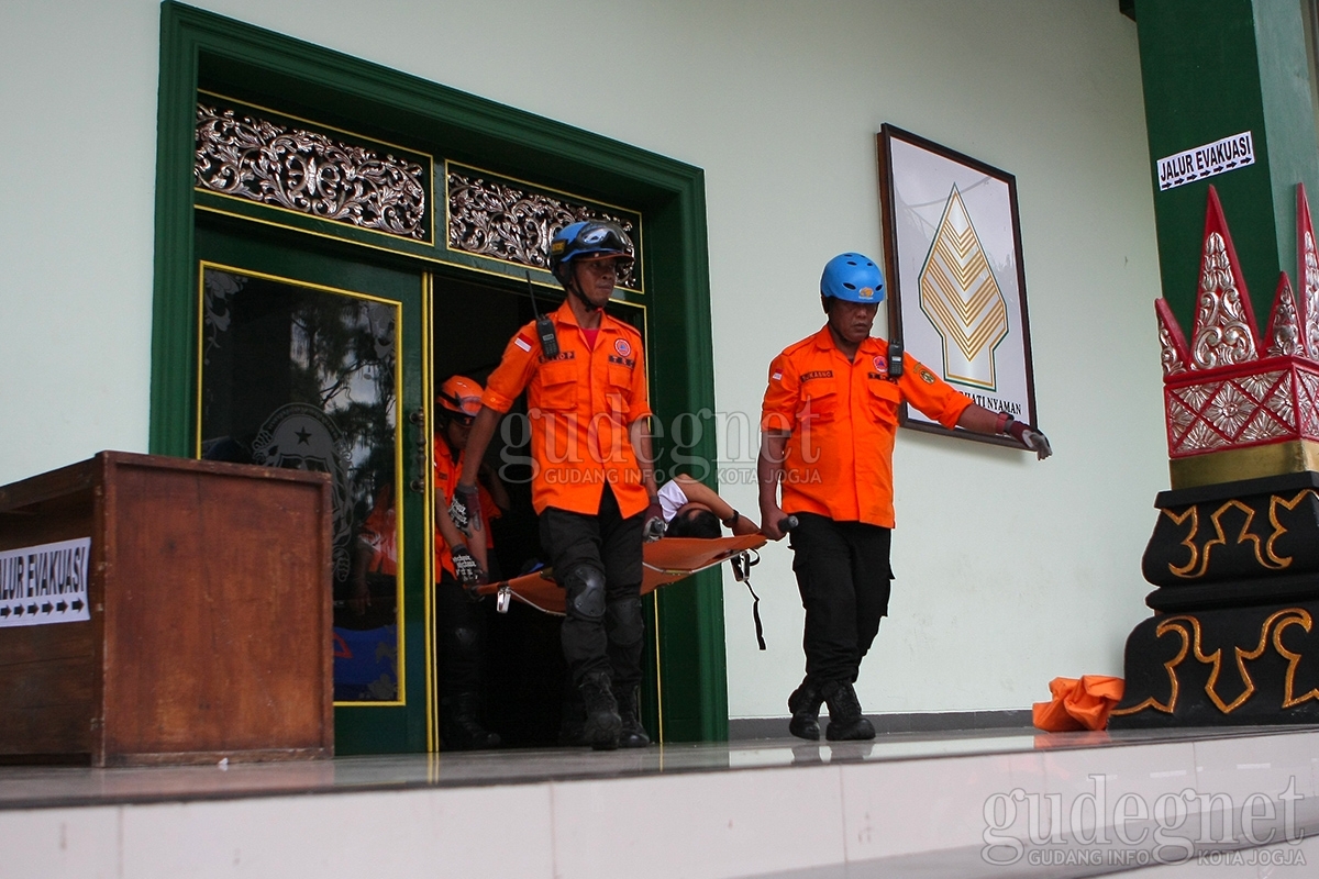 Pukul 14.30 WIB, Jalan Kenari Ditutup Sementara Pukul 14.30 WIB, Jalan Kenari Ditutup Sementara