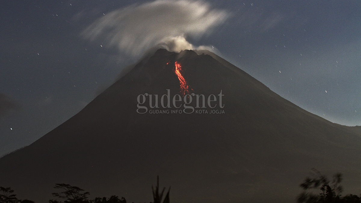 Merapi Keluarkan Tiga Kali Awan Panas dan 211 Lava Pijar