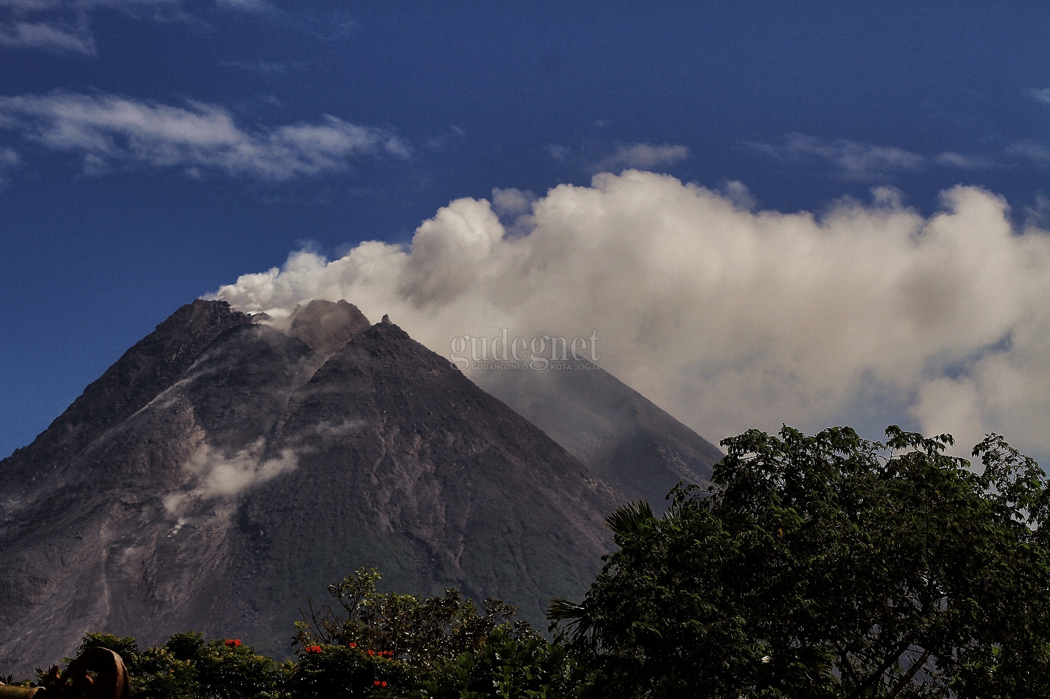 Merapi Muntahkan Dua Kali Awan Panas, Jarak Luncur Maksimum 1.500 Meter Merapi Muntahkan Dua Kali Awan Panas, Jarak Luncur Maksimum 1.500 Meter