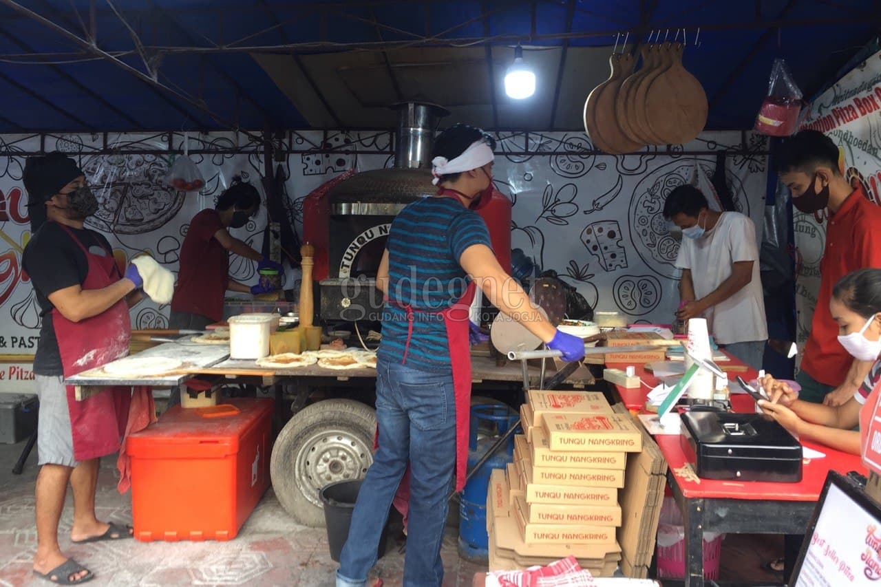 Tunqu Nangkring, Uniknya Pizza ala Kaki Lima Tunqu Nangkring, Uniknya Pizza ala Kaki Lima