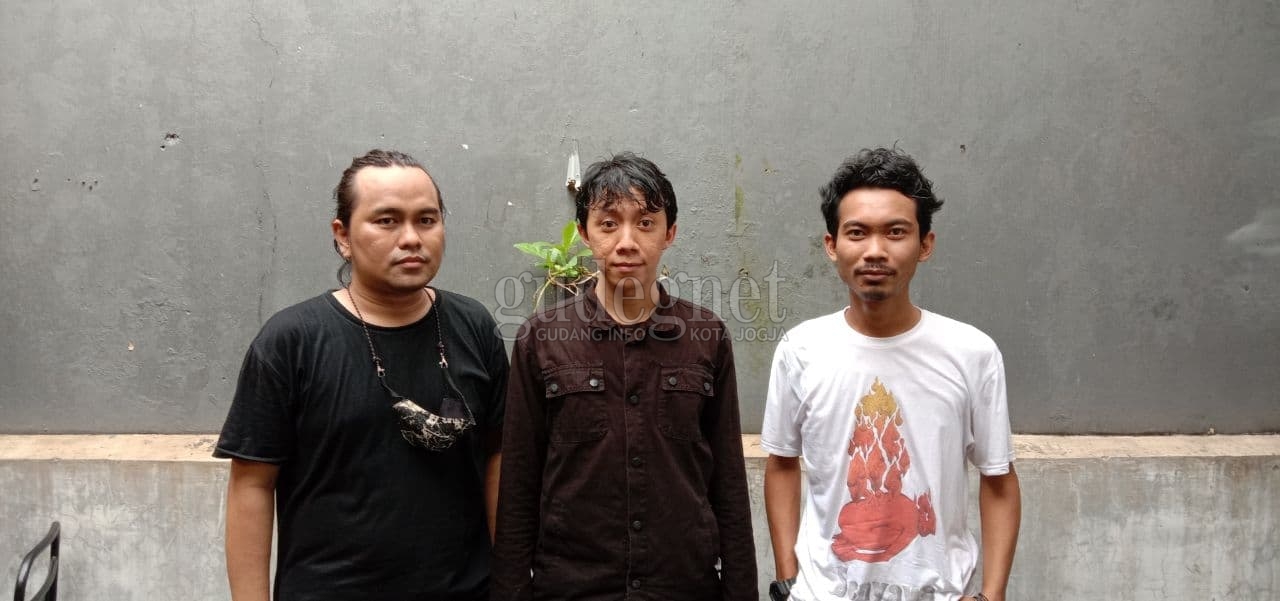 ''Tadahasih'': Album Rabu di Hari Sabtu ''Tadahasih'': Album Rabu di Hari Sabtu