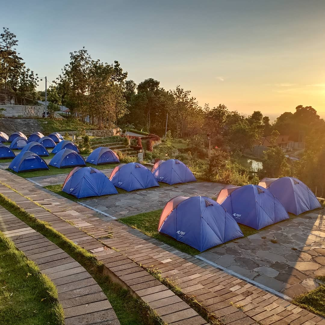 Watu Tapak Camp Hill, Berkemah Seru dengan Pemandangan Sunset Watu Tapak Camp Hill, Berkemah Seru dengan Pemandangan Sunset