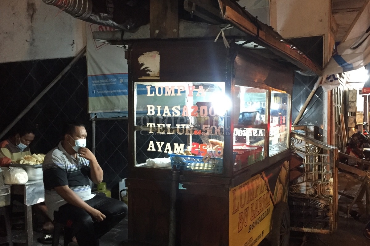 Jajan Sore di Lumpia Bu Larmi Jajan Sore di Lumpia Bu Larmi