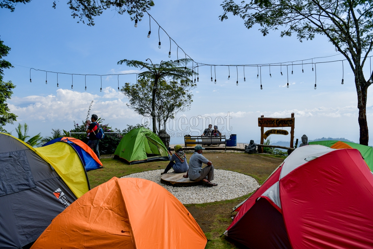 ''Bukit Ngisis, Puncak 9'': Kemah Nyaman dengan Pemandangan Matahari Terbit dan 9 Gunung ''Bukit Ngisis, Puncak 9'': Kemah Nyaman dengan Pemandangan Matahari Terbit dan 9 Gunung