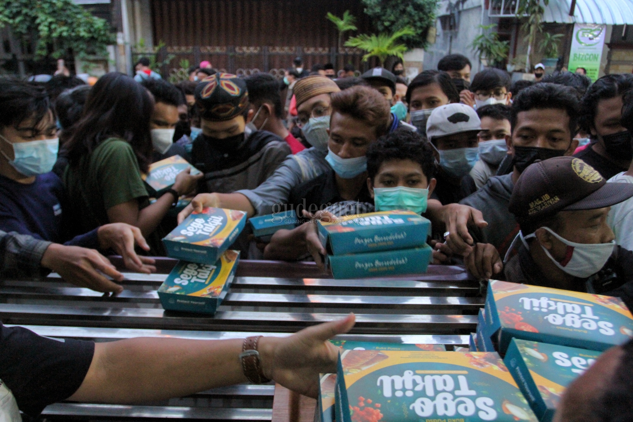Pakar Epidemiologi: Pasar Sore dan Pembagian Takjil Berpotensi Jadi Lokasi Penularan Covid-19 Pakar Epidemiologi: Pasar Sore dan Pembagian Takjil Berpotensi Jadi Lokasi Penularan Covid-19