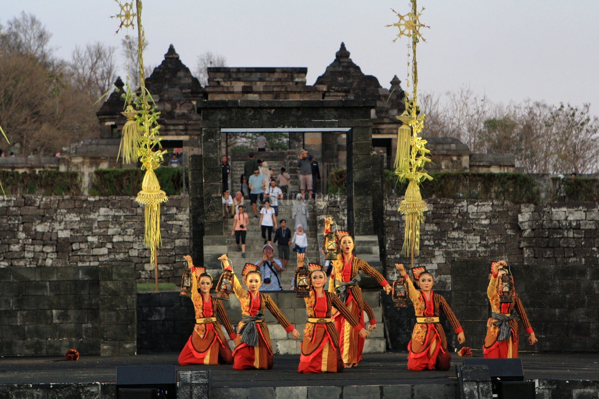 Boko Picnic, Nikmati Bentangan Alam Sambil Ngabuburit di Keraton Ratu Boko Boko Picnic, Nikmati Bentangan Alam Sambil Ngabuburit di Keraton Ratu Boko