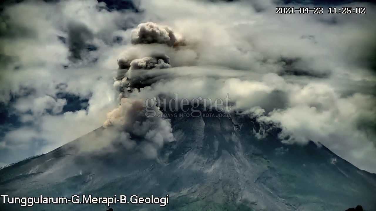 Wedhus Gembel Merapi Meluncur Sejauh 2.000 Meter Wedhus Gembel Merapi Meluncur Sejauh 2.000 Meter