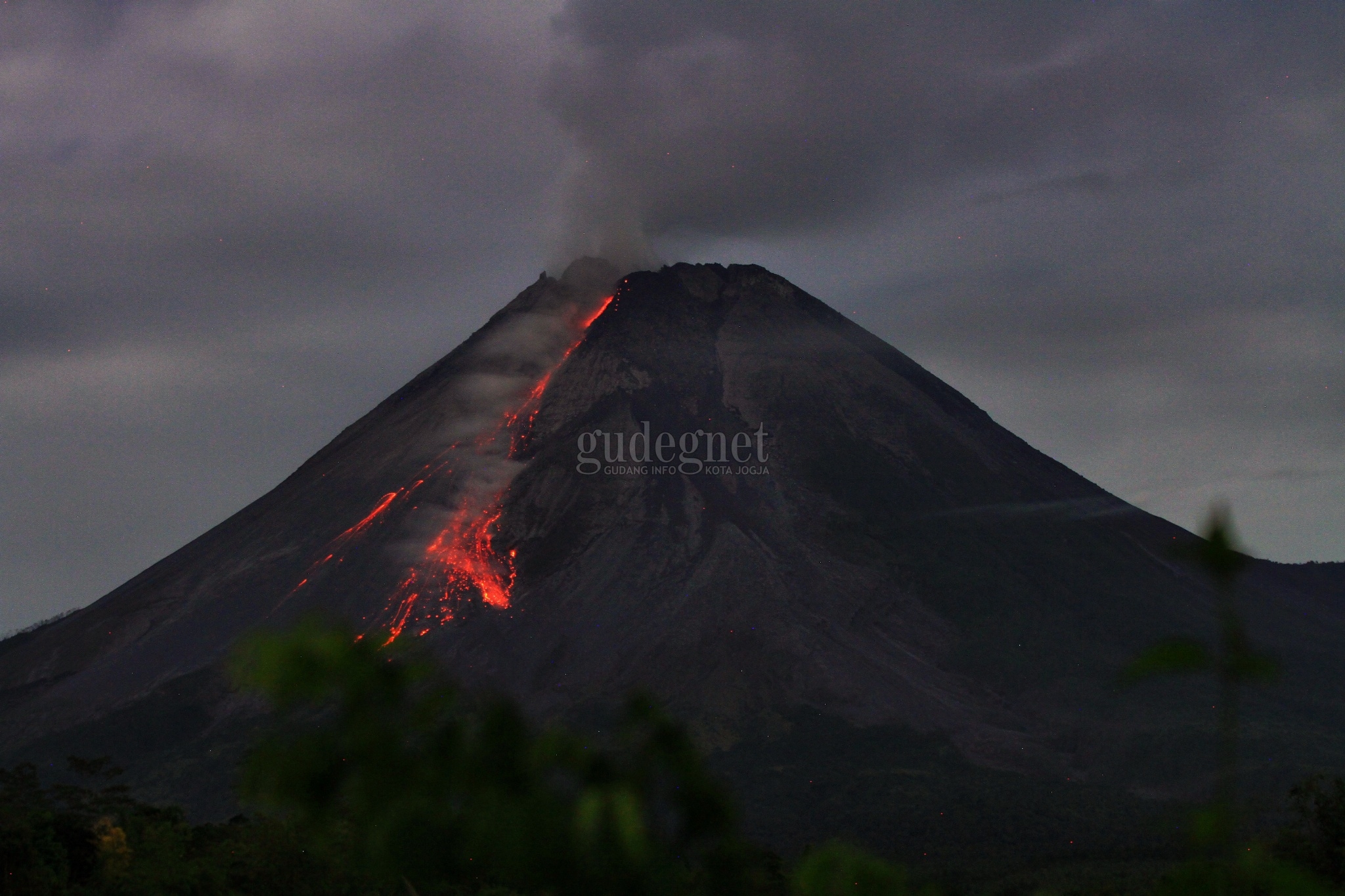 Merapi Muntahkan Awan Panas, Jarak Luncur 2 Km