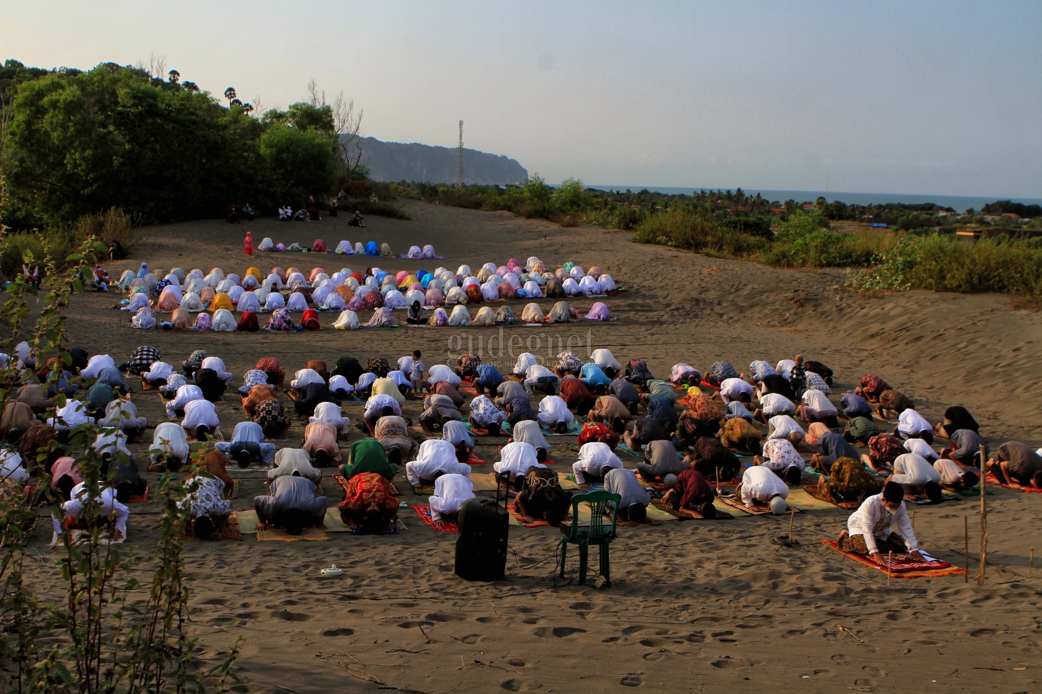 Khusuknya Salat Idulfitri di Gumuk Pasir Parangtritis Khusuknya Salat Idulfitri di Gumuk Pasir Parangtritis