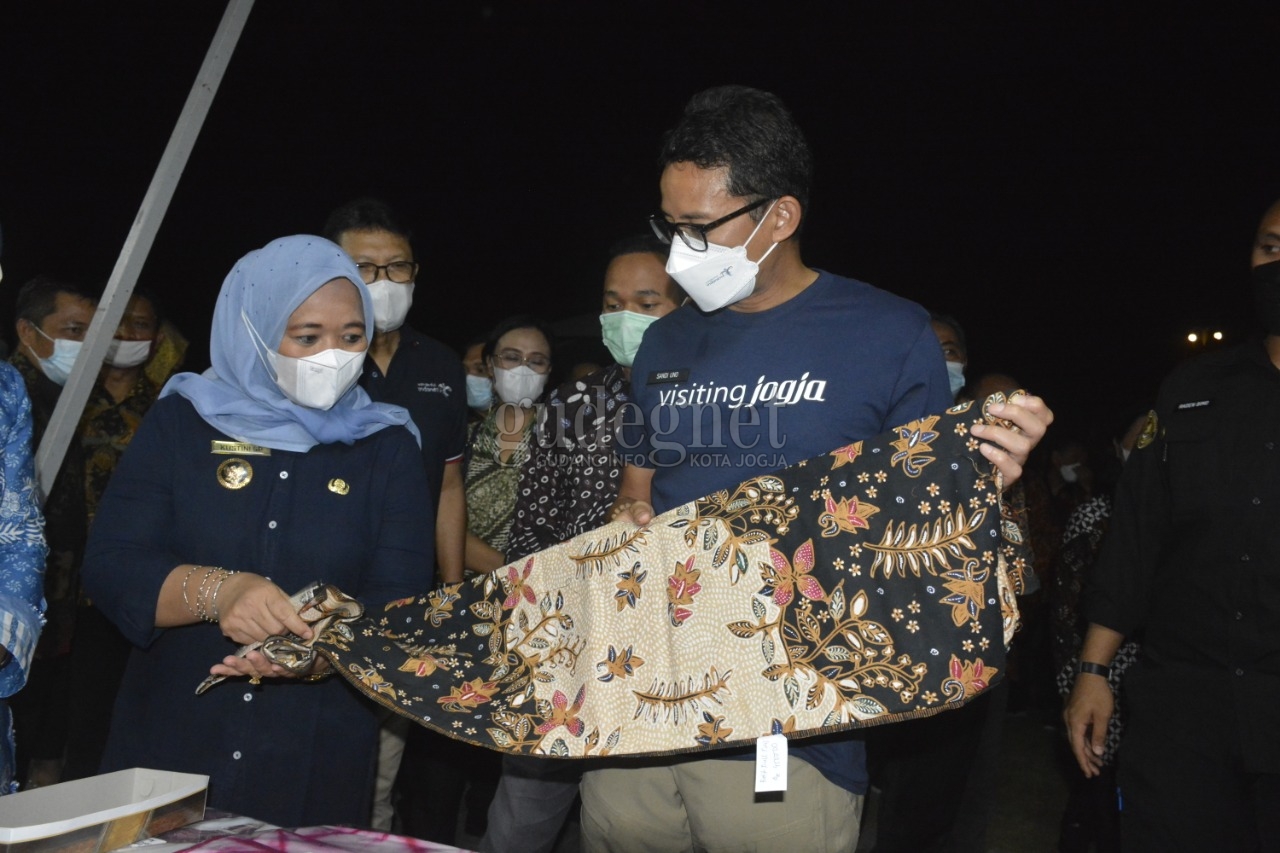Kunjungi Tebing Breksi, Sandiaga Uno Optimis Pengelolaan Pariwisata Kurangi Angka Kemiskinan Kunjungi Tebing Breksi, Sandiaga Uno Optimis Pengelolaan Pariwisata Kurangi Angka Kemiskinan
