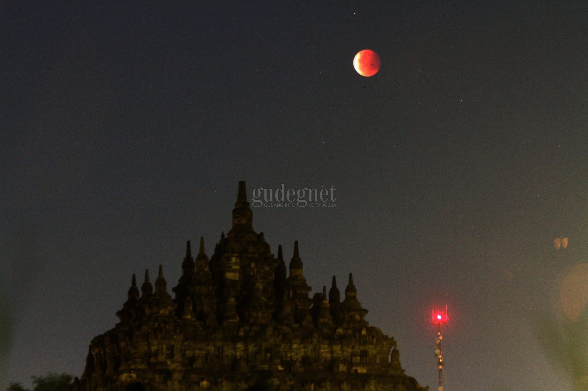 Super Blood Moon Terlihat Jelas dari Candi Plaosan, Begini Penampakannya Super Blood Moon Terlihat Jelas dari Candi Plaosan, Begini Penampakannya