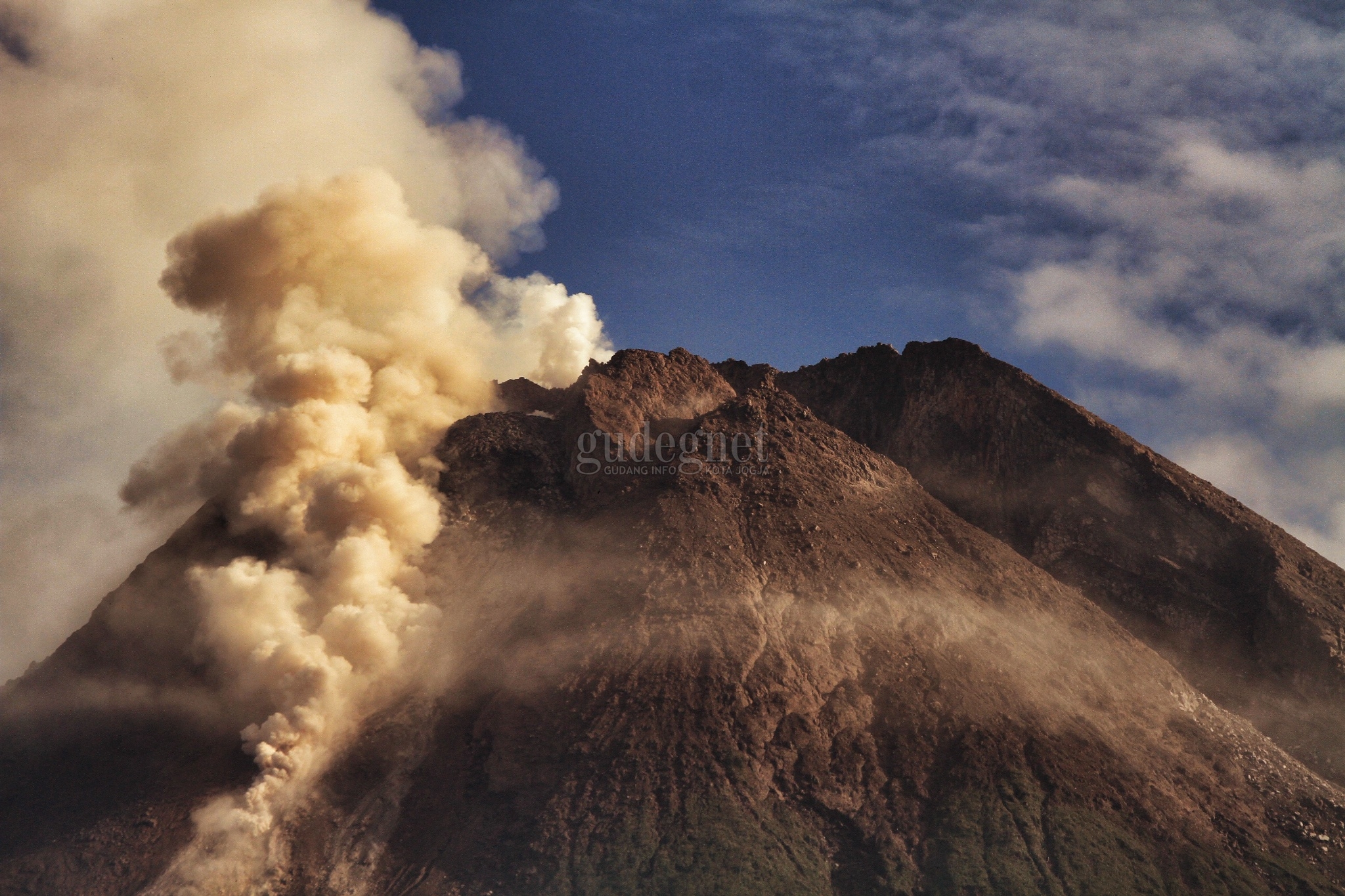 Merapi Luncurkan Dua Kali Awan Panas