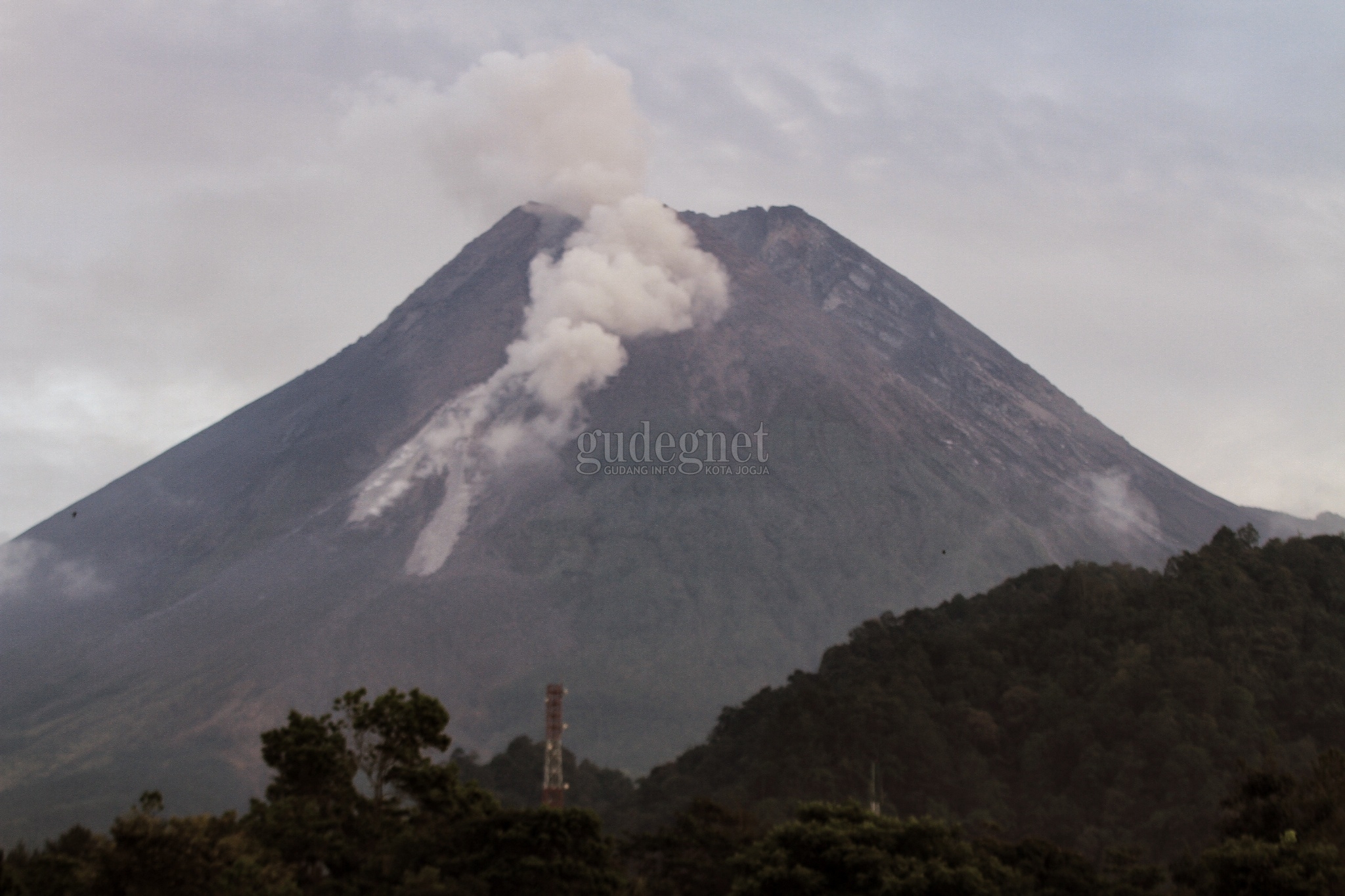 Merapi Muntahkan 2 Kali Awan Panas, Jarak Luncur 1,2 Km Merapi Muntahkan 2 Kali Awan Panas, Jarak Luncur 1,2 Km