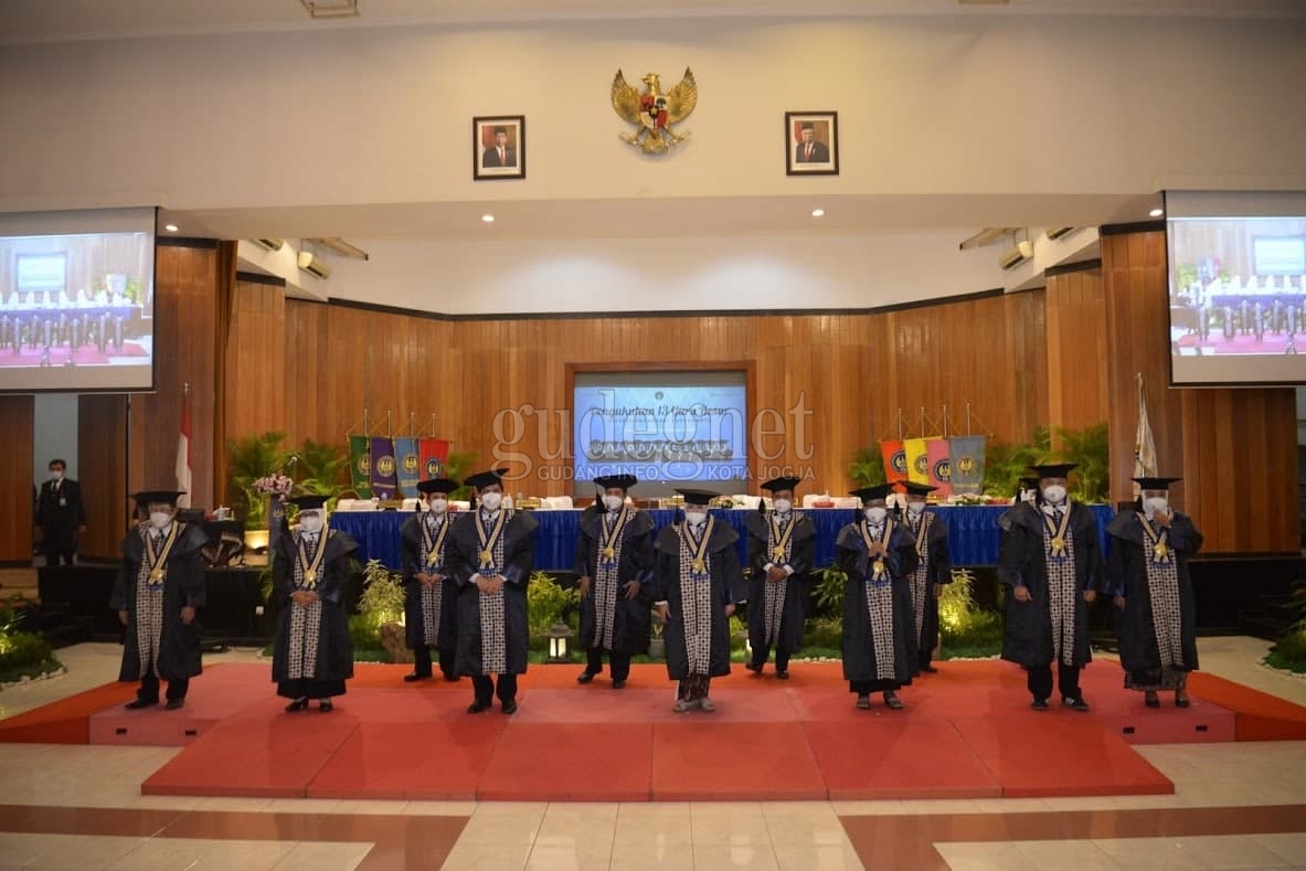 UNY Kukuhkan 13 Guru Besar UNY Kukuhkan 13 Guru Besar