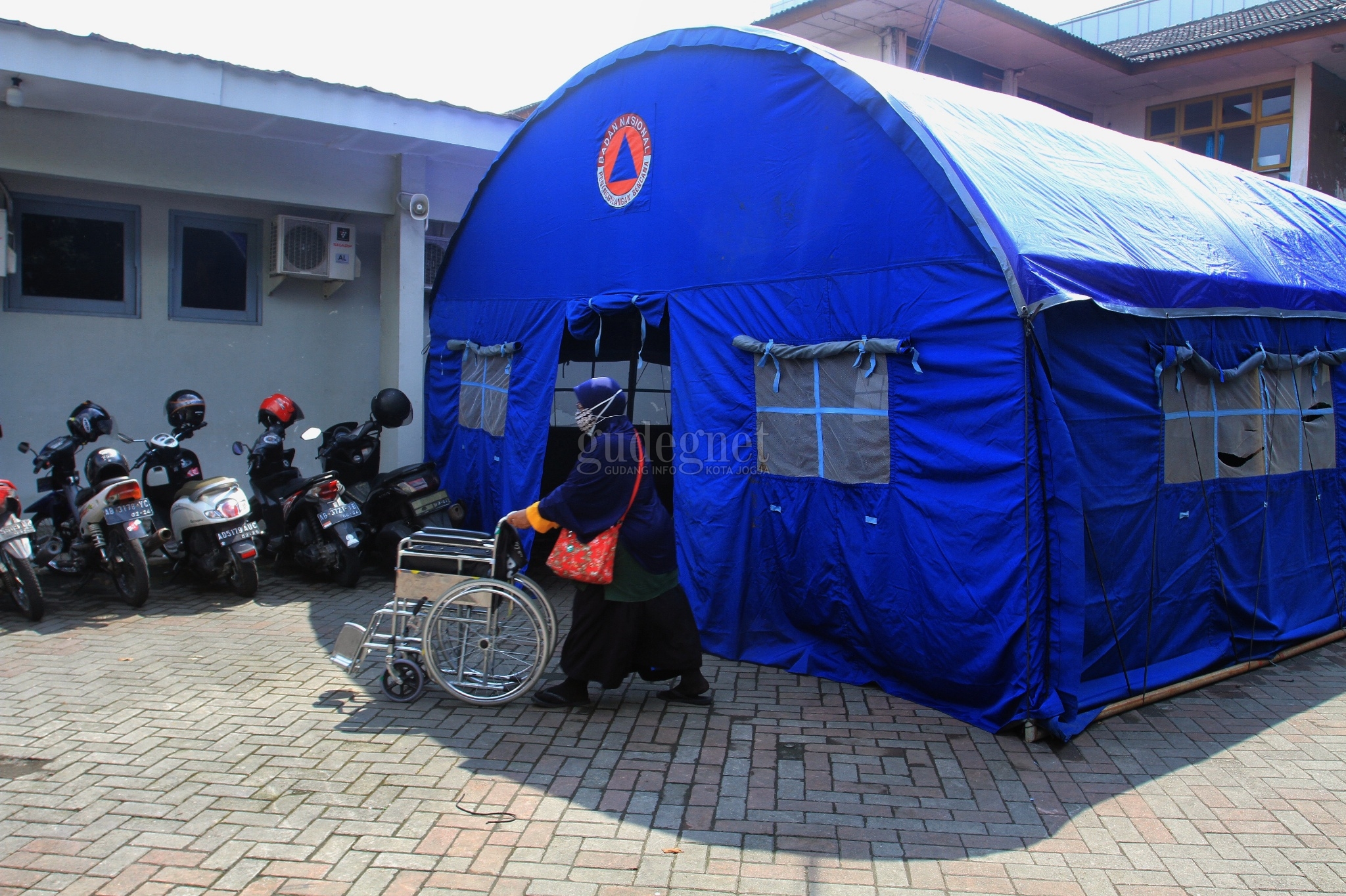 Dua Tenda Darurat Covid-19 Terpasang di RS Sardjito