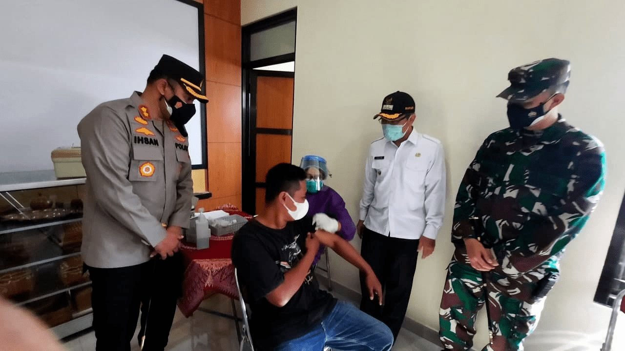 Pemkab Bantul Gelar Vaksinasi untuk Pelaku Wisata Pantai Selatan Pemkab Bantul Gelar Vaksinasi untuk Pelaku Wisata Pantai Selatan