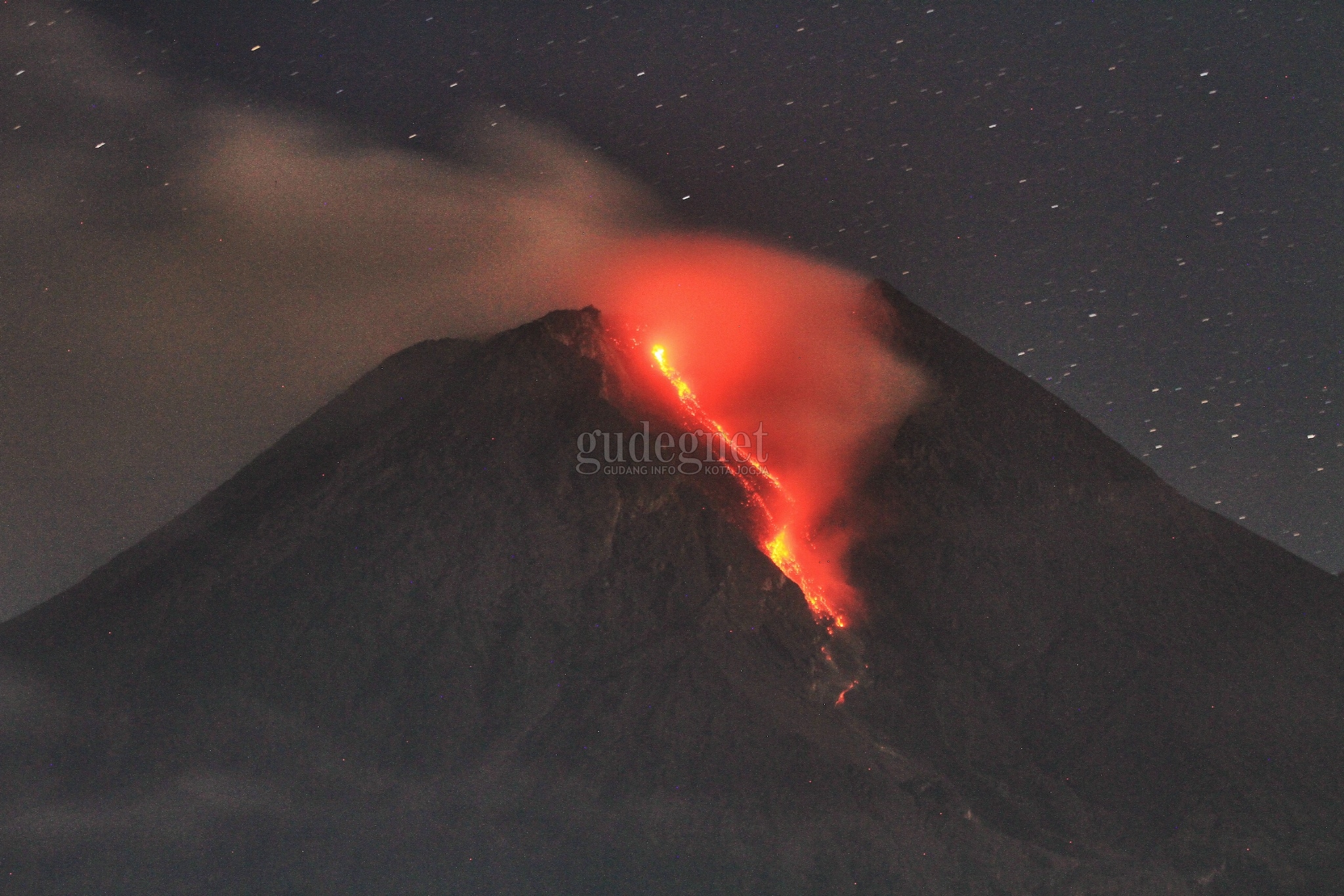 24 Jam Terakhir, Merapi Muntahkan 16 Kali Awan Panas