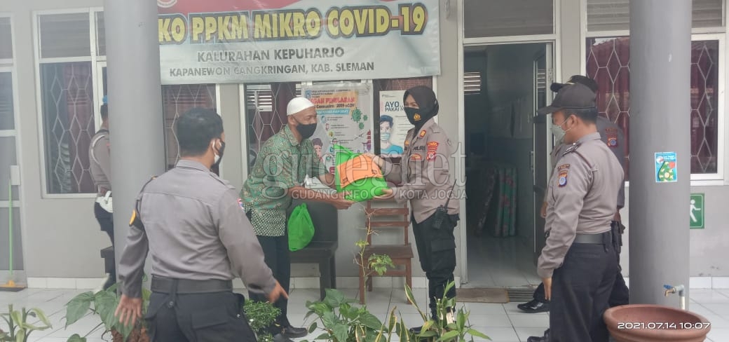 Polsek Cangkringan Edukasikan PPKM Darurat Lewat Gerakan Mari Berbagi Polsek Cangkringan Edukasikan PPKM Darurat Lewat Gerakan Mari Berbagi