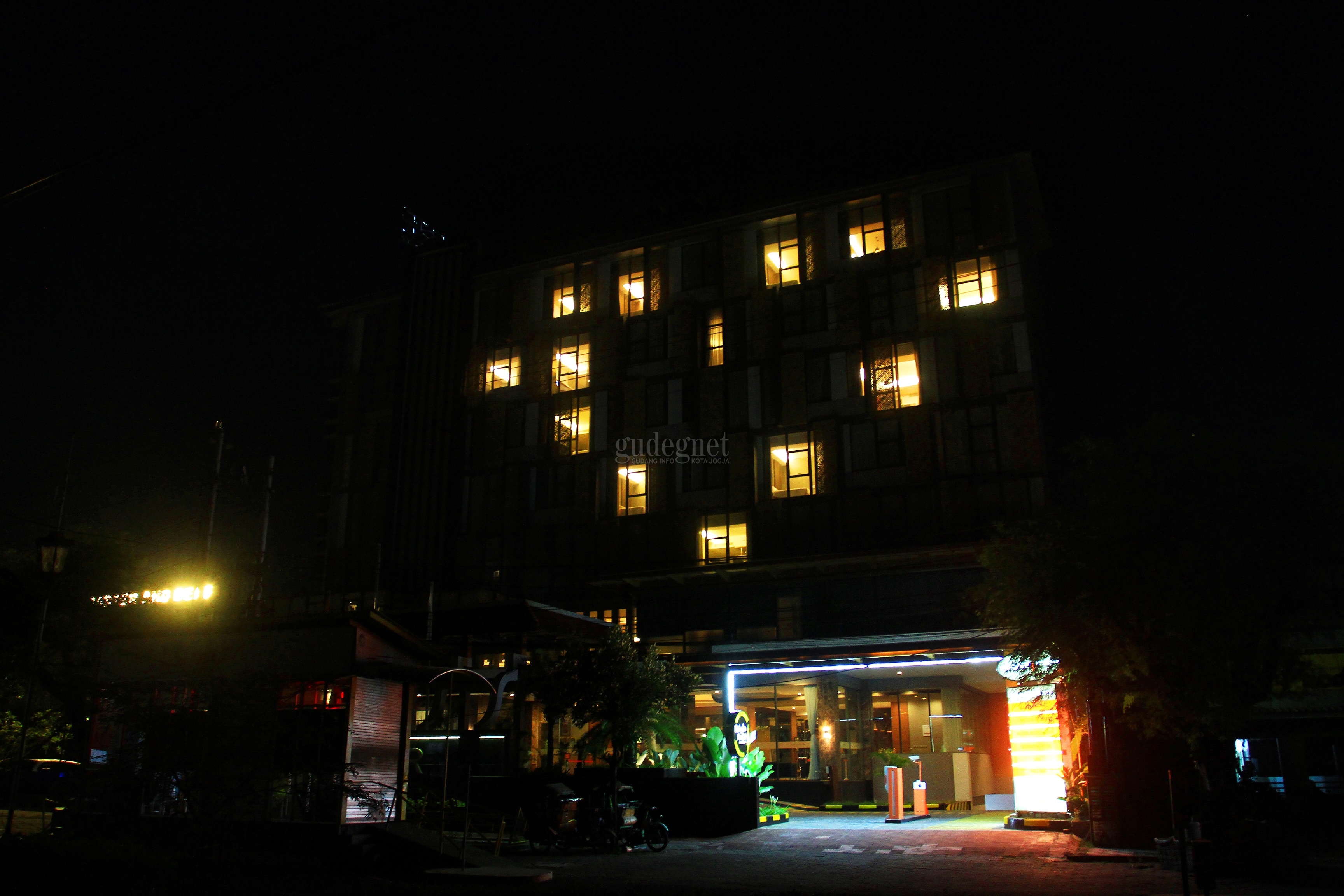 Puluhan Hotel Tampilkan Simbol Cinta, Tanda 'Guyub Sesarengan' 